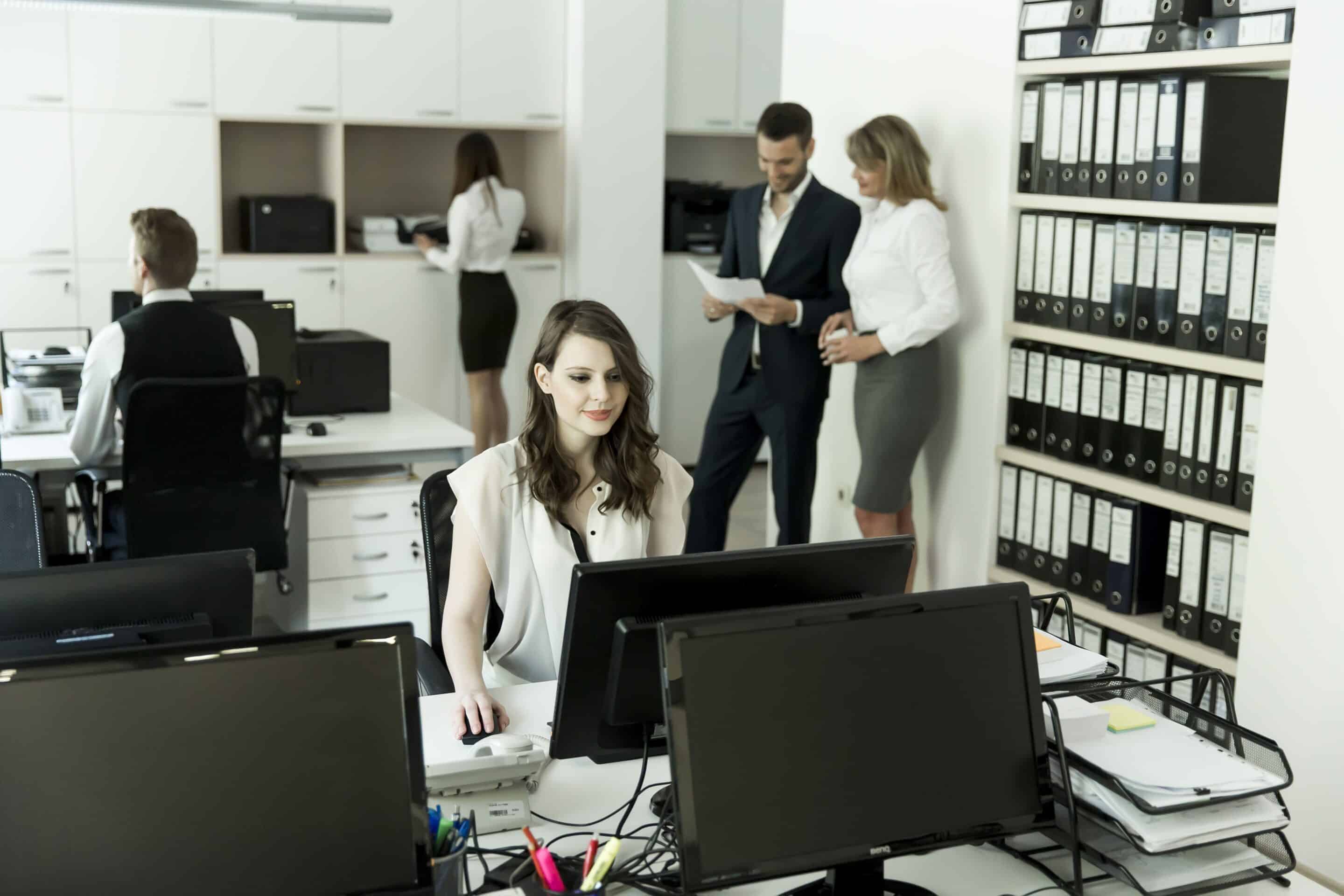 Arbeiter im Finanzamt